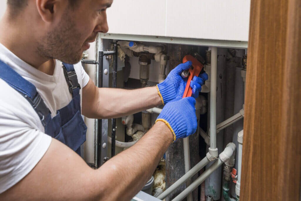 Gasfitero trabajando eficientemente